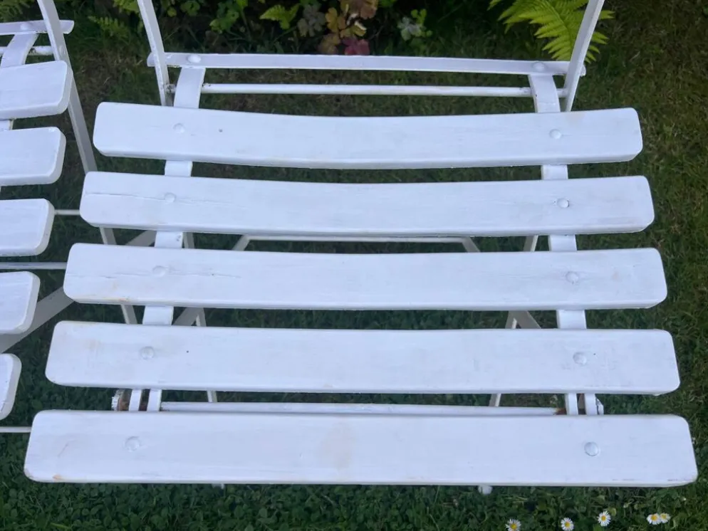 Anciennes chaises de bistrot de terrasse