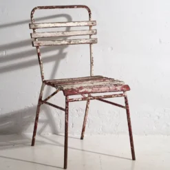 Anciennes chaises de terrasse rouges et blanches (vers 1920). Ensemble de 4 pièces