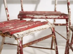 Anciennes chaises de terrasse rouges et blanches (vers 1920). Ensemble de 4 pièces