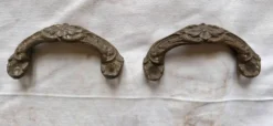 2 anciennes poignées sculptées en laiton massif