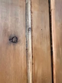 Anciennes portes de menuiserie intérieure