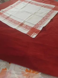 2 anciennes serviettes de table damassées rouges et blanches