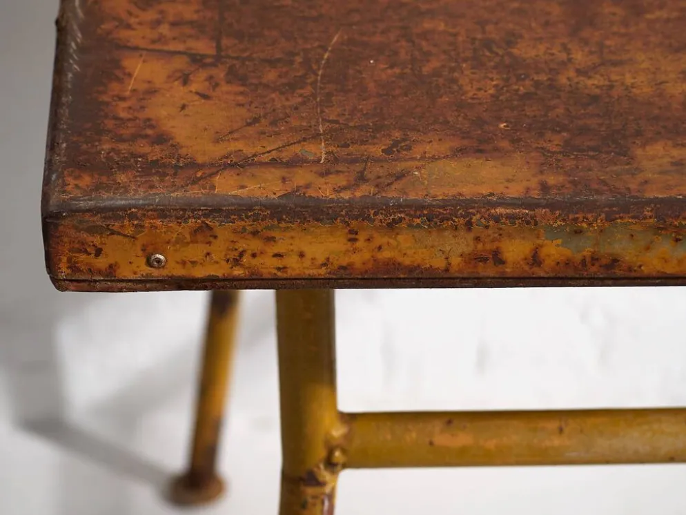Ancienne table d’extérieur de couleur ocre (c.1920)
