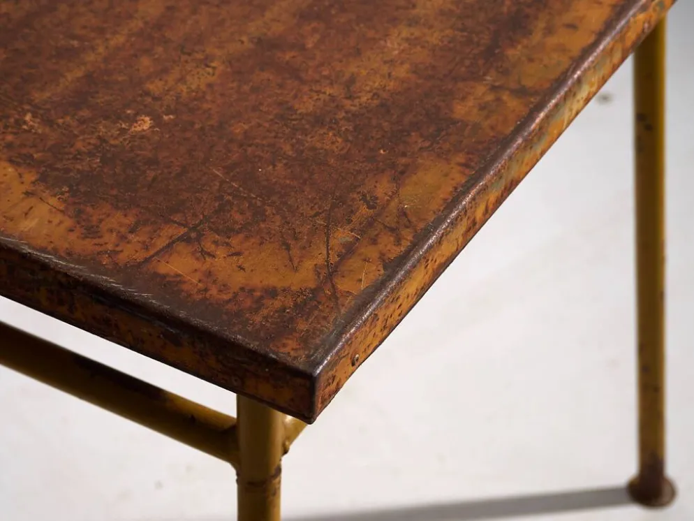 Ancienne table d’extérieur de couleur ocre (c.1920)