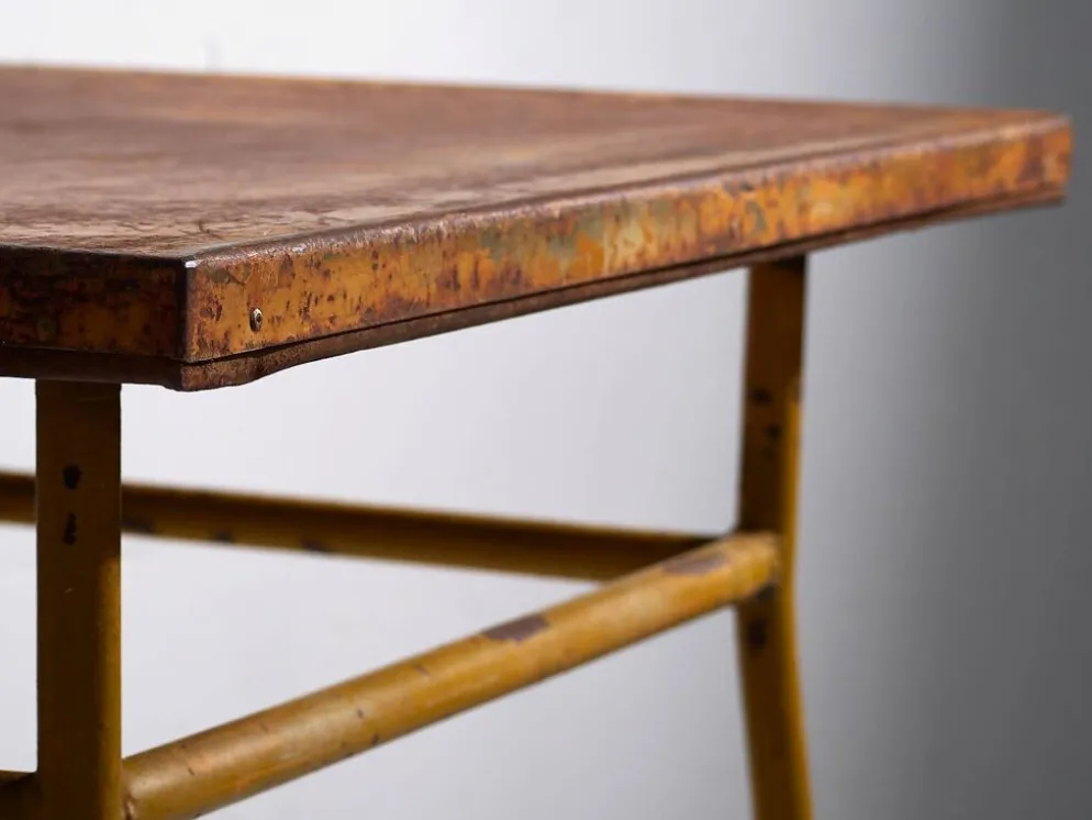 Ancienne table d’extérieur de couleur ocre (c.1920)