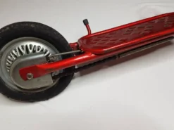 Ancienne trotinette à pédale rouge, années 60-70