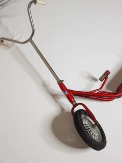 Ancienne trotinette à pédale rouge, années 60-70