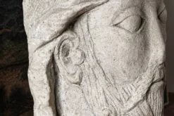 Ancienne tête de Christ de Vézelay en pierre reconstituée