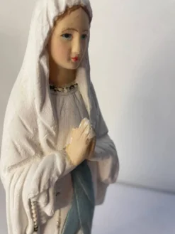 Ancienne vierge en plâtre