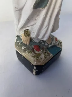 Ancienne vierge en plâtre