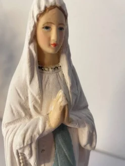 Ancienne vierge en plâtre