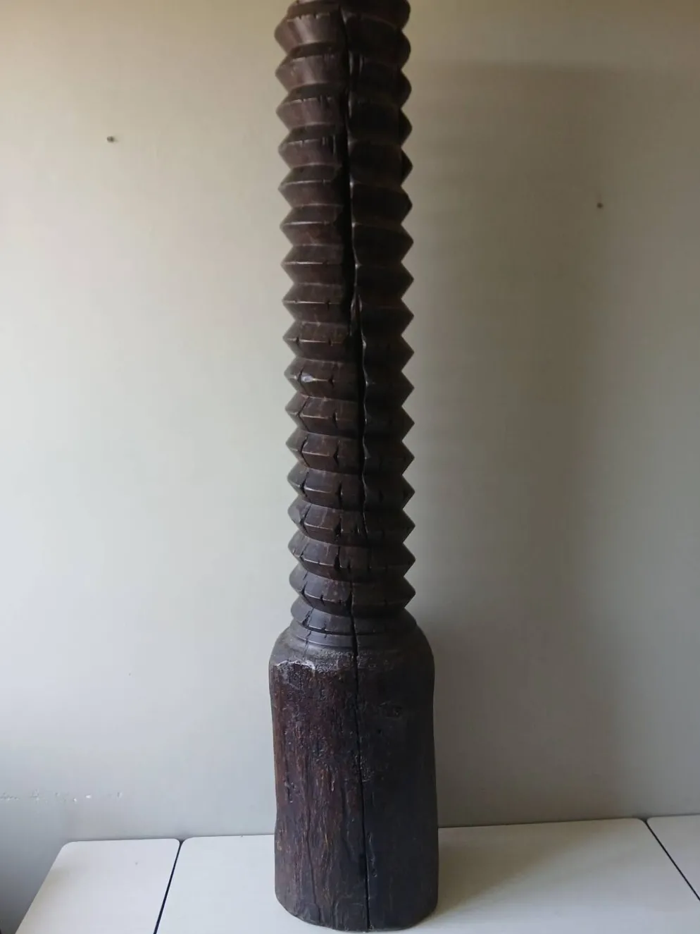 Ancienne vis de pressoir à vin en bois massif, H 144 cm ,Poids 37.5 kg