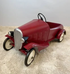 Ancienne voiture à pédales pour enfant en tôle rouge – années 1930