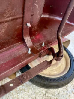 Ancienne voiture à pédales pour enfant en tôle rouge – années 1930