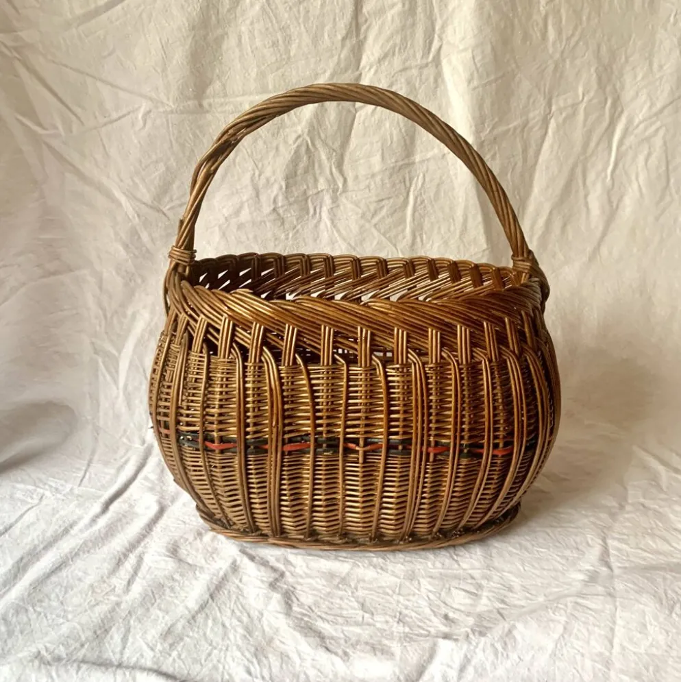 Ancien panier en osier tressé et scoubidou