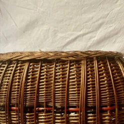 Ancien panier en osier tressé et scoubidou