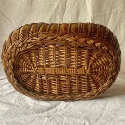 Ancien panier en osier tressé et scoubidou