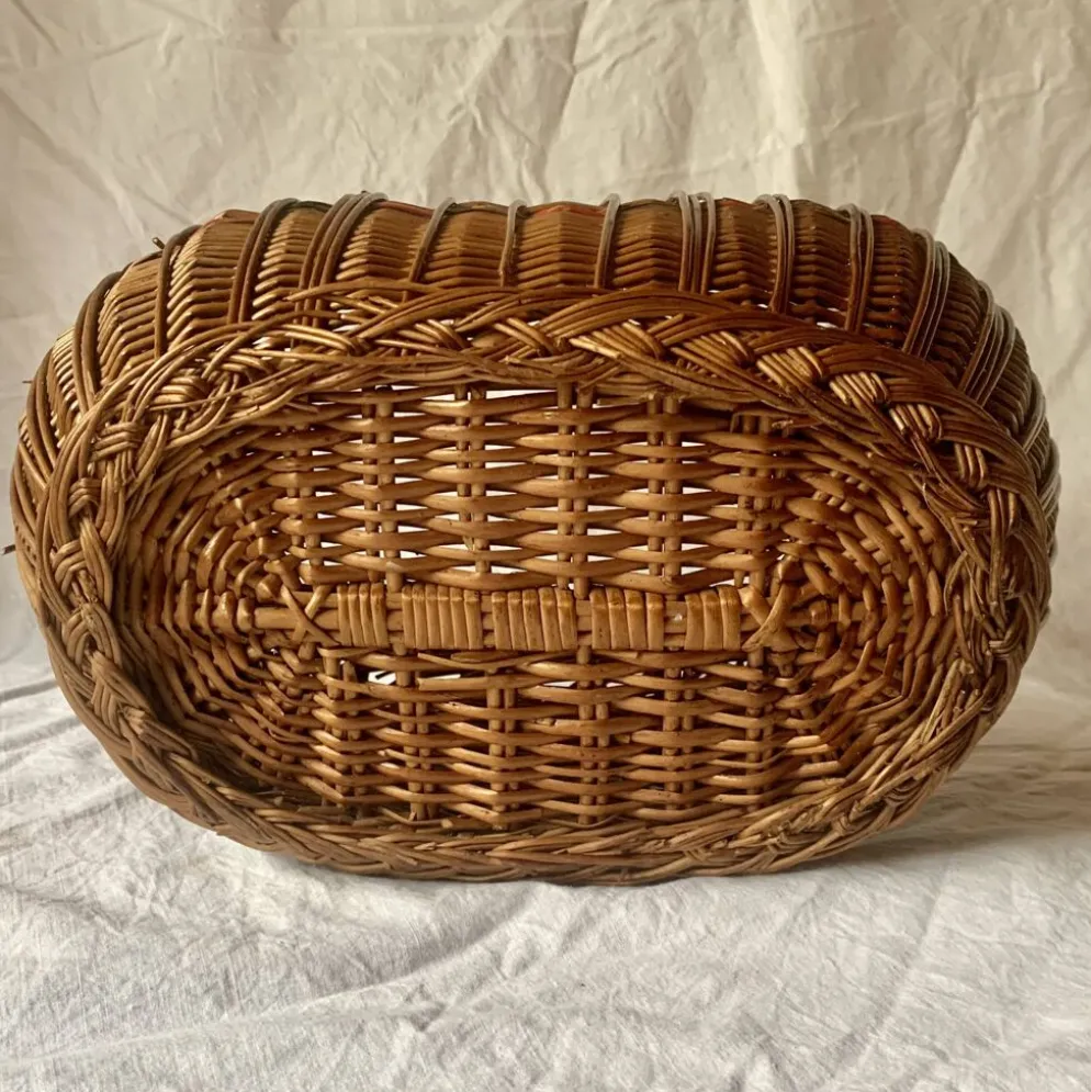 Ancien panier en osier tressé et scoubidou