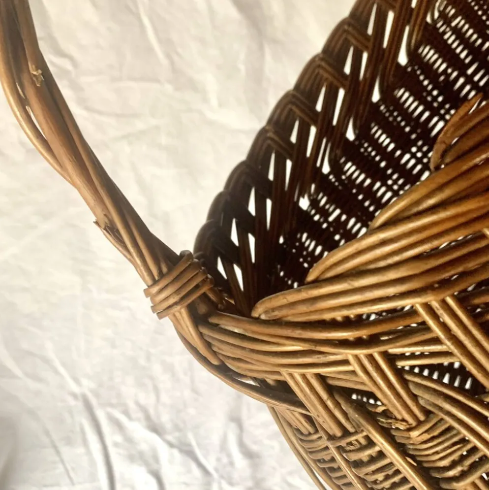 Ancien panier en osier tressé et scoubidou