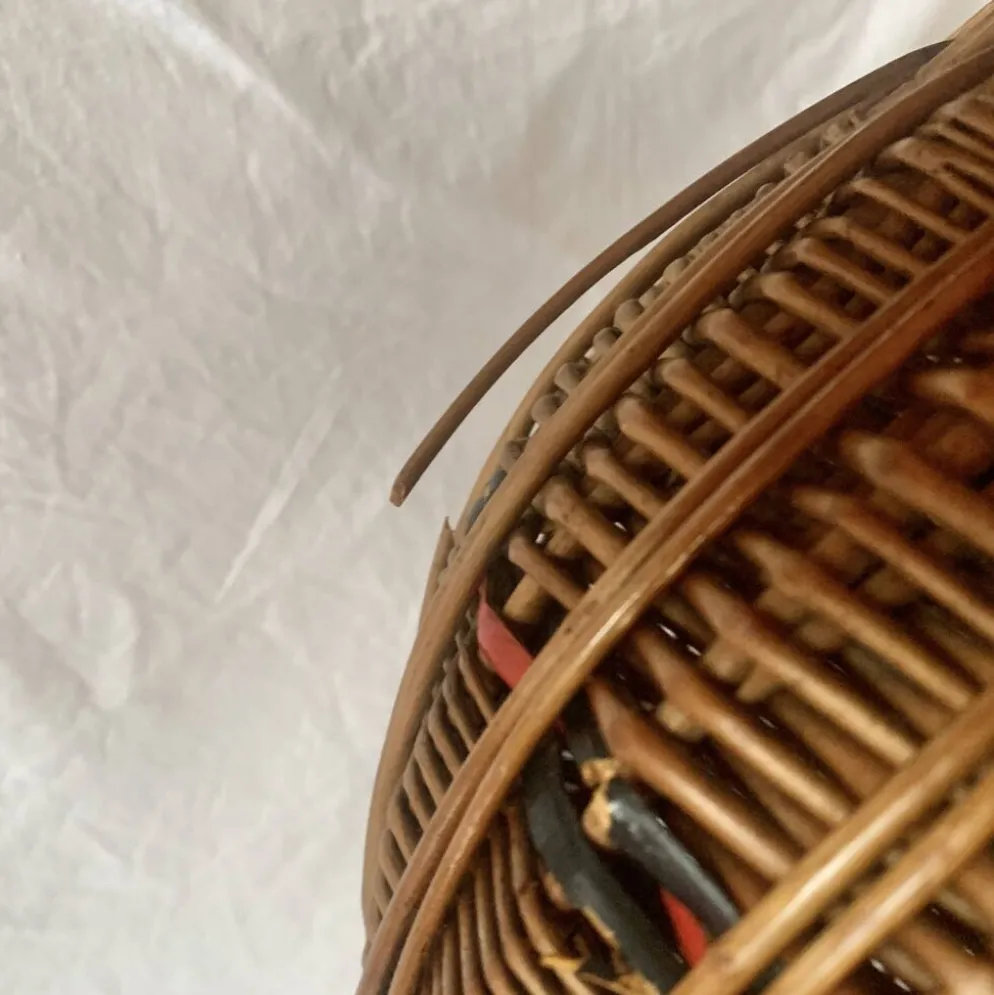 Ancien panier en osier tressé et scoubidou