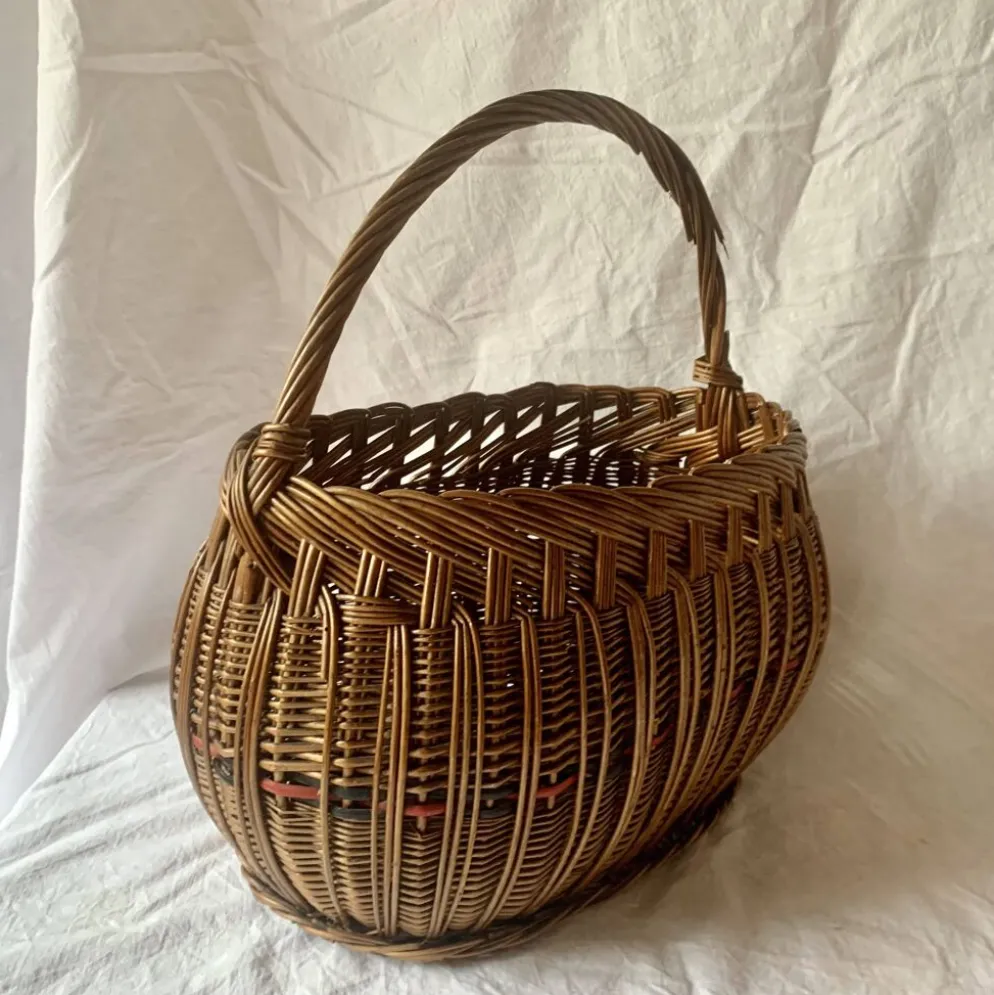 Ancien panier en osier tressé et scoubidou