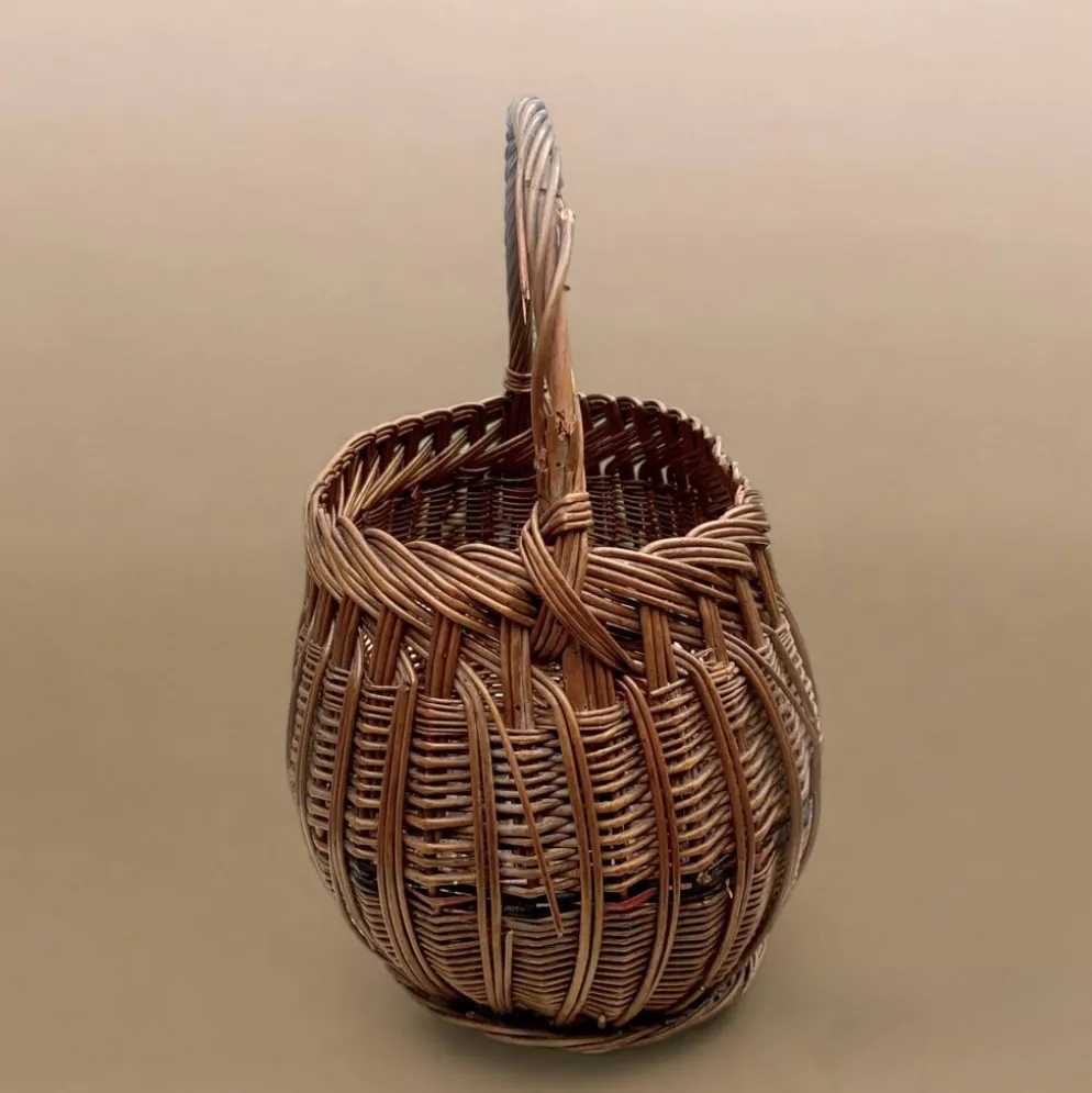 Ancien panier en osier tressé et scoubidou
