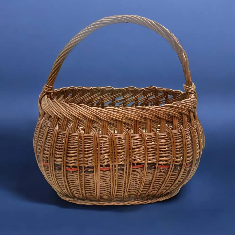 Ancien panier en osier tressé et scoubidou