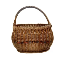 Ancien panier en osier tressé et scoubidou