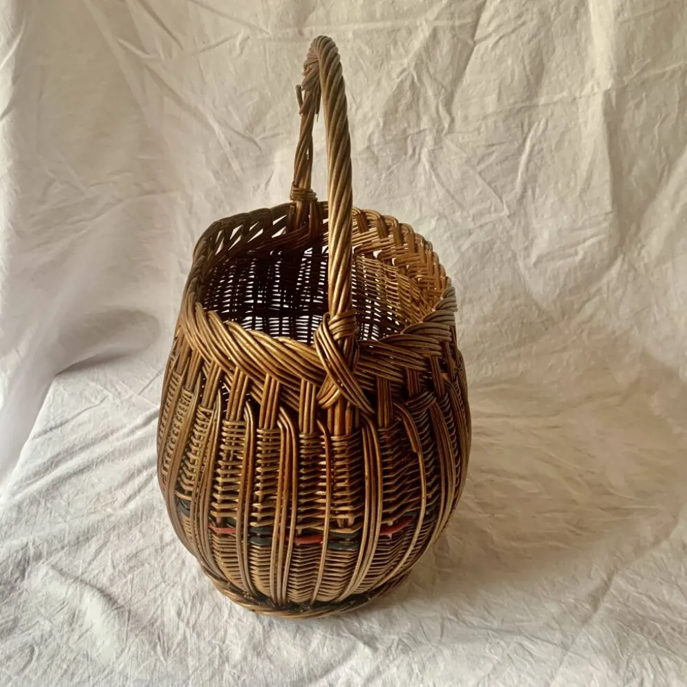 Ancien panier en osier tressé et scoubidou