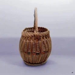 Ancien panier en osier tressé et scoubidou