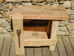 Ancien petit établi de cordonnier plein de charme