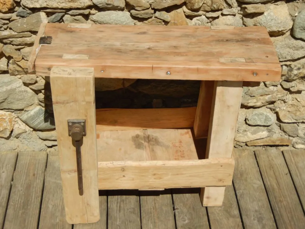 Ancien petit établi de cordonnier plein de charme