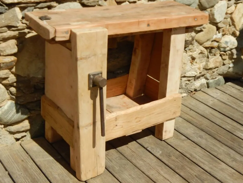 Ancien petit établi de cordonnier plein de charme