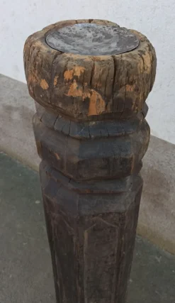 Ancien pilier en bois sur socle