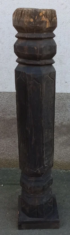 Ancien pilier en bois sur socle