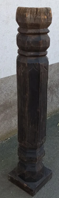 Ancien pilier en bois sur socle