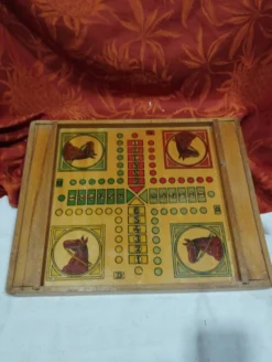 ancien plateau de jeu en bois : petits chevaux et jeu de dames