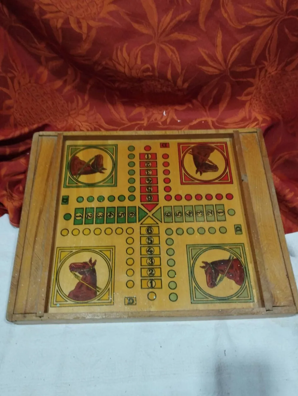 ancien plateau de jeu en bois : petits chevaux et jeu de dames
