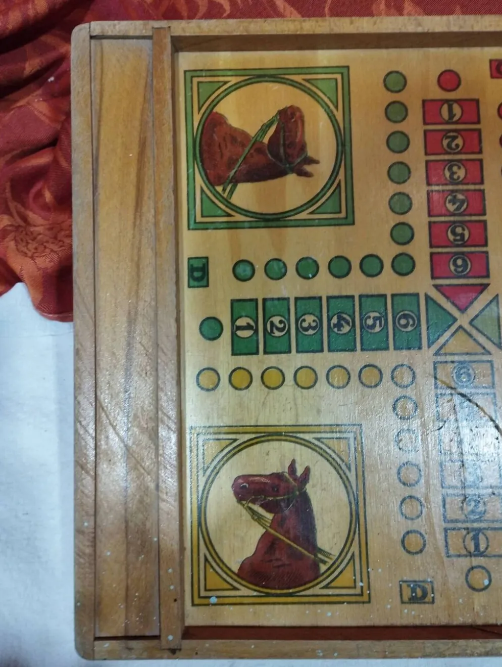 ancien plateau de jeu en bois : petits chevaux et jeu de dames