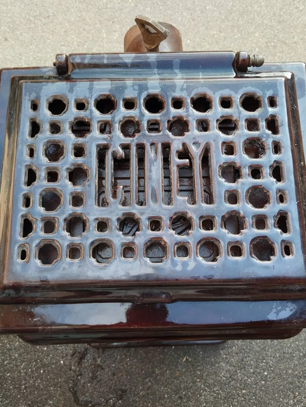 Ancien poêle en fonte émaillée ciney
