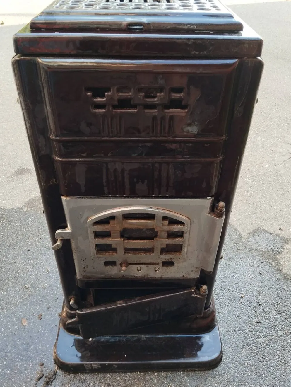 Ancien poêle en fonte émaillée ciney