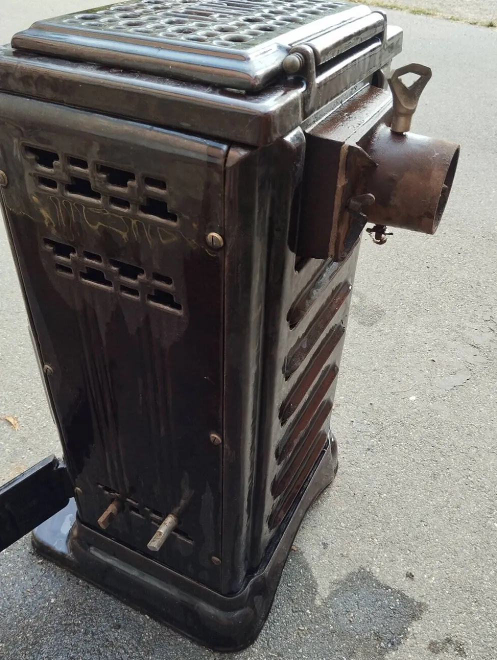 Ancien poêle en fonte émaillée ciney