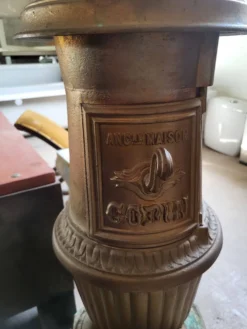 Ancien poêle Godin en fonte.