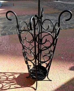 Ancien porte-parapluie en fer forgé pour hall d'entrée, déco vintage