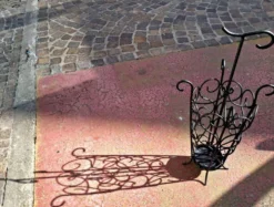 Ancien porte-parapluie en fer forgé pour hall d'entrée, déco vintage