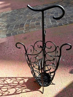 Ancien porte-parapluie en fer forgé pour hall d'entrée, déco vintage
