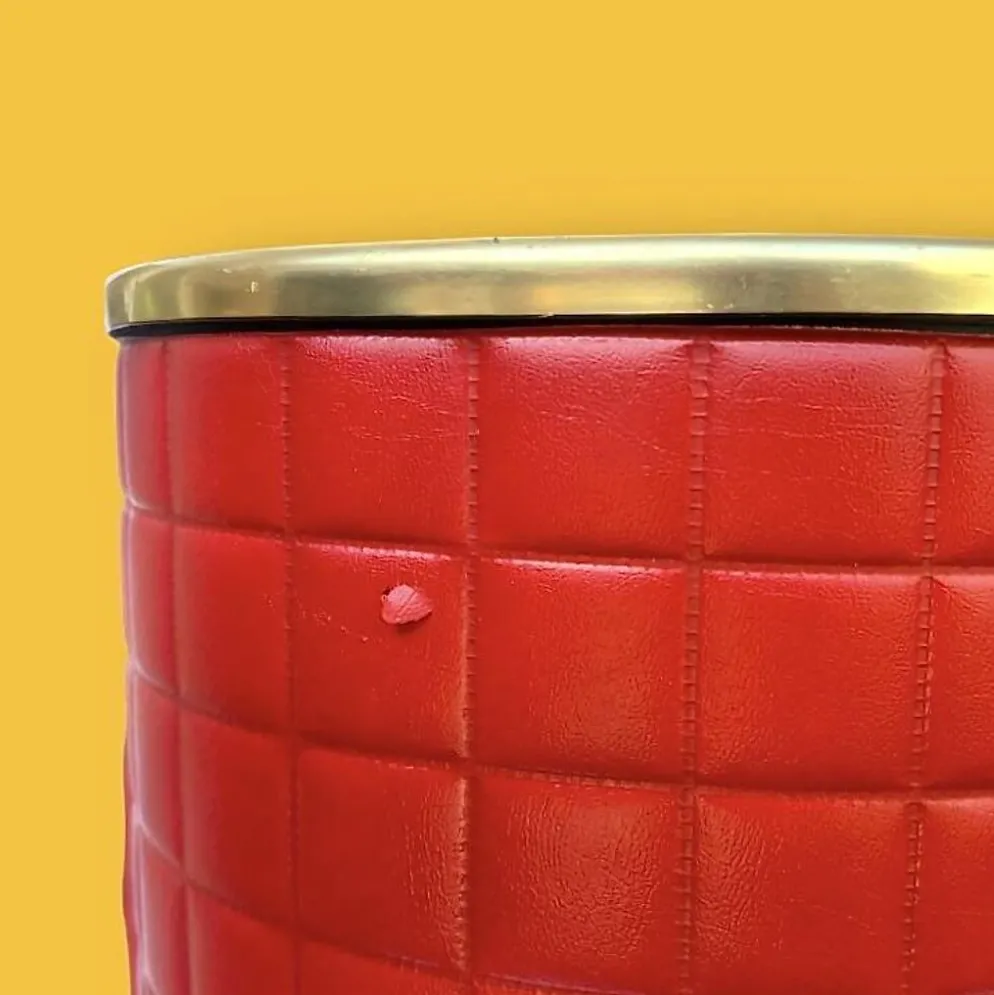 Ancien porte-parapluie en fer forgé et Skaï rouge – années 60