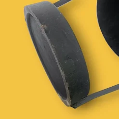 Ancien porte-parapluie en fer forgé et Skaï rouge – années 60
