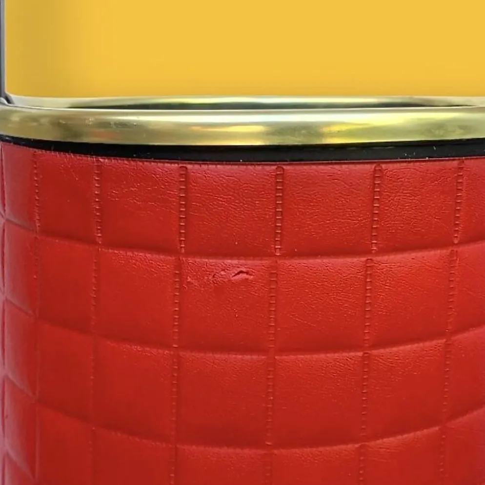 Ancien porte-parapluie en fer forgé et Skaï rouge – années 60