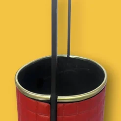 Ancien porte-parapluie en fer forgé et Skaï rouge – années 60